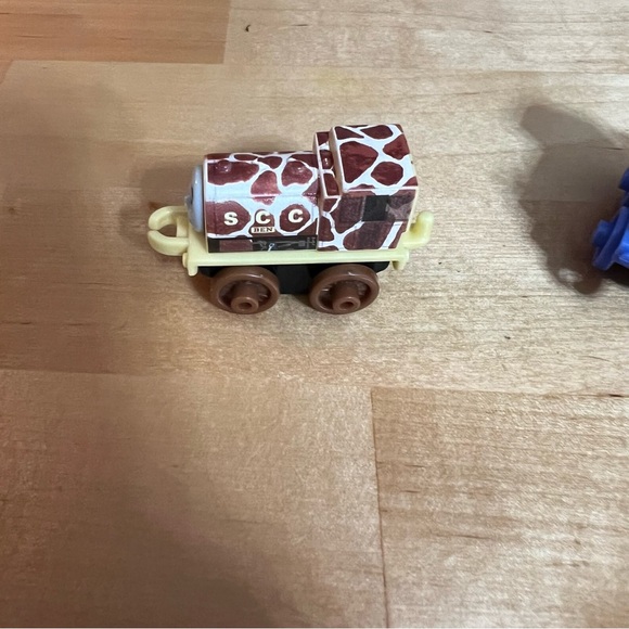 Thomas the Train Minis Open Blind Bag Lot: Peacock Millie & Giraffe Animal Ben - Picture 2 of 9